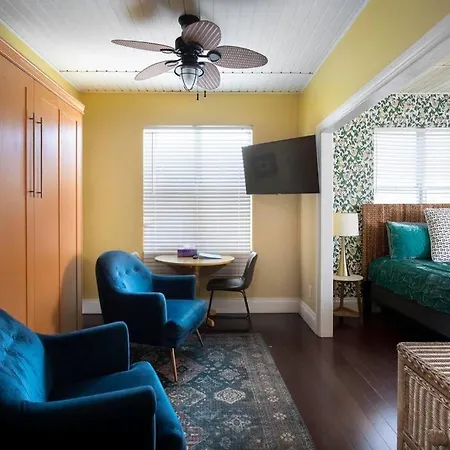 Duval Street Suite Overlooking Duval With Parking And Pool